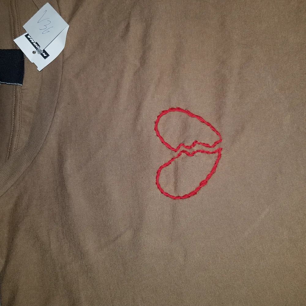 En tröja köpt secondhand (men kommer ursprungligen från Gina Tricot) i storlek M. Jag har själv broderat hjärtat. . T-shirts.