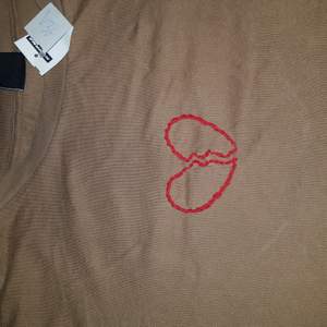 En tröja köpt secondhand (men kommer ursprungligen från Gina Tricot) i storlek M. Jag har själv broderat hjärtat. 