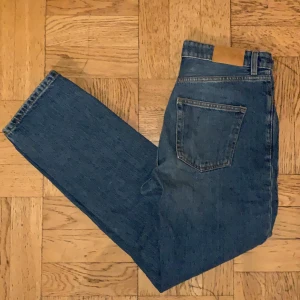 Jeans från monki - Jeans från monki, lite korta i benen på mig som är 173 cm lång. Skriv privat för mer bilder!💗