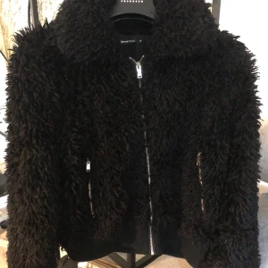 Teddyjacka/jacka från Gina Tricit  - I använt men fint skick, märkt storlek 42 men skulle säga att den är mer som M/L, frakt tillkommer 