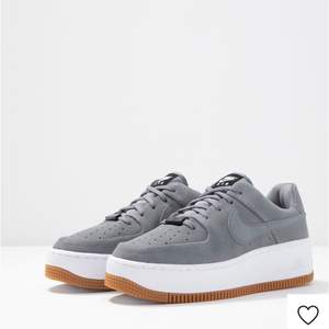 Knappt använda Air force 1 Sage low grey i storlek 39 (lånade bilder) bud från 400kr 