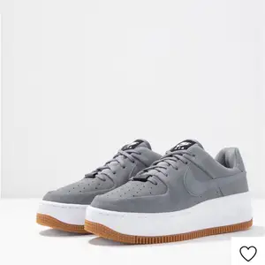 Knappt använda Air force 1 Sage low grey i storlek 39 (lånade bilder) bud från 400kr 