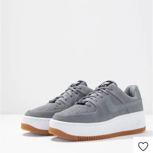 Air force 1 Sage low grey - Knappt använda Air force 1 Sage low grey i storlek 39 (lånade bilder) bud från 400kr 