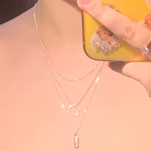 Halsband - Jättefint halsband som tyvärr inte kommit till användning på länge. Tre olika kedjor som sitter fast i samma halsband. Från H&M