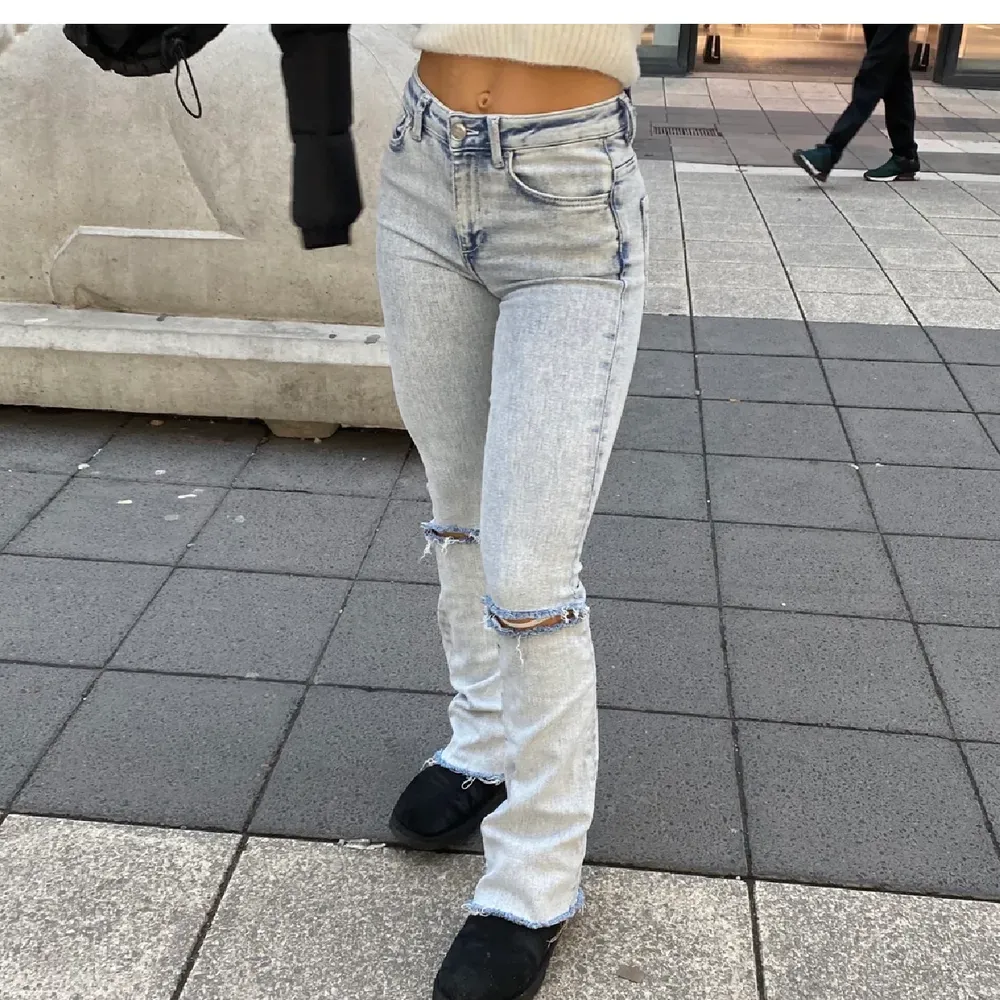 As snygga bootcut jeans från bikbok, slutsålda typ hela tiden🤎🤍passar 36-38🪞. Jeans & Byxor.