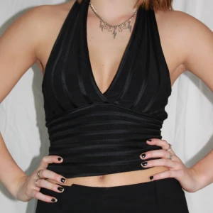 #5 SVART TOPP - Först till kvarn gäller på alla våra plagg. Ingen budgivning och kunden står för frakten. Betalning sker via Swish till numret: 123 329 17 70