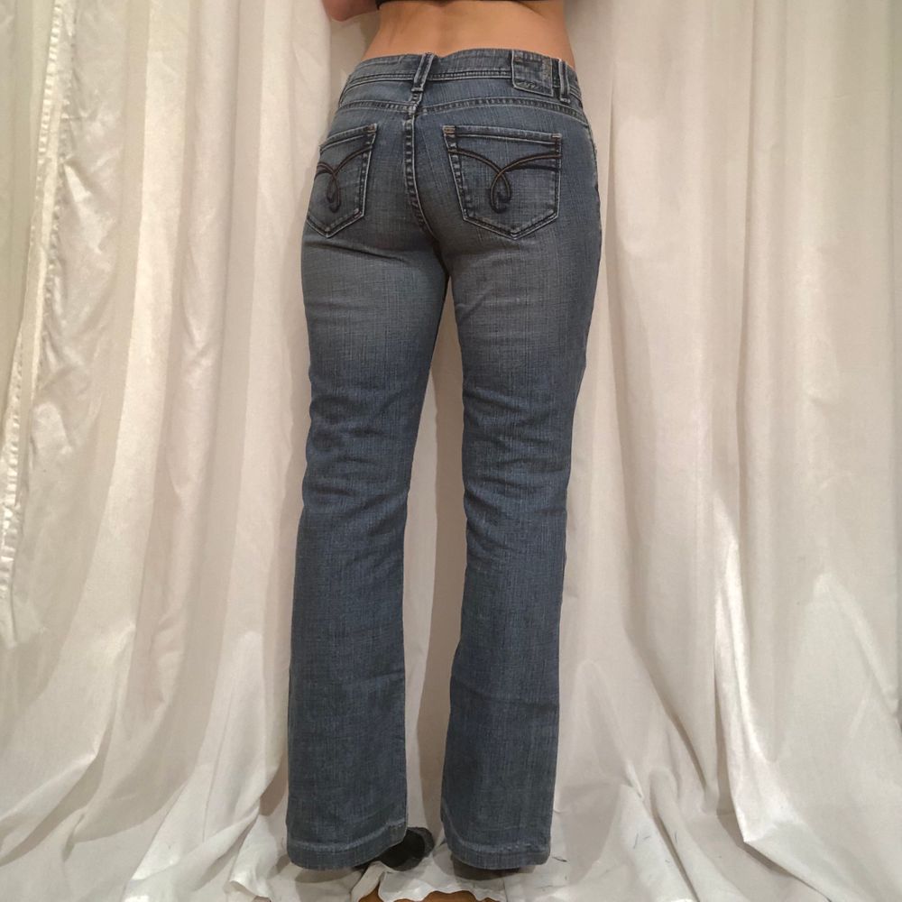 Lågmidjade raka / utsvängda jeans | Plick Second Hand