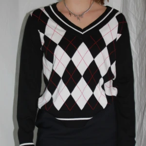 #2 RUTIG TRÖJA - Först till kvarn gäller på alla våra plagg. Ingen budgivning och kunden står för frakten. Betalning sker via Swish till numret: 123 329 17 70