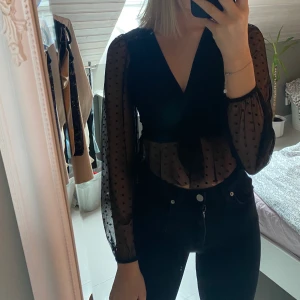 Topp - Omlott topp från Boohoo. Jätte fin i armarna och väldigt söt. Den är i mycket bra skick trots att den är använd en del, köparen står för frakten🌟