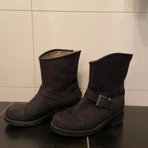 Vinterskor  - Säljer mina gamla Johnny bulls, använda men i bra skick