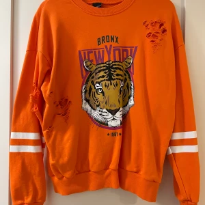 Tröja  - En orange tröja. 