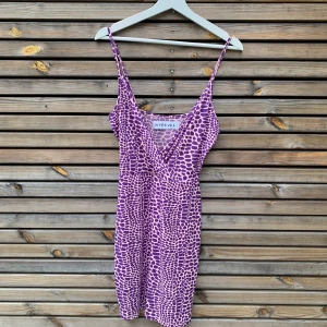 Klänning Ivy Revel - Fin mönstrad klänning från Ivy Revel. Kan mötas i Stockholm annars skickas den med spårbar frakt (63kr). 