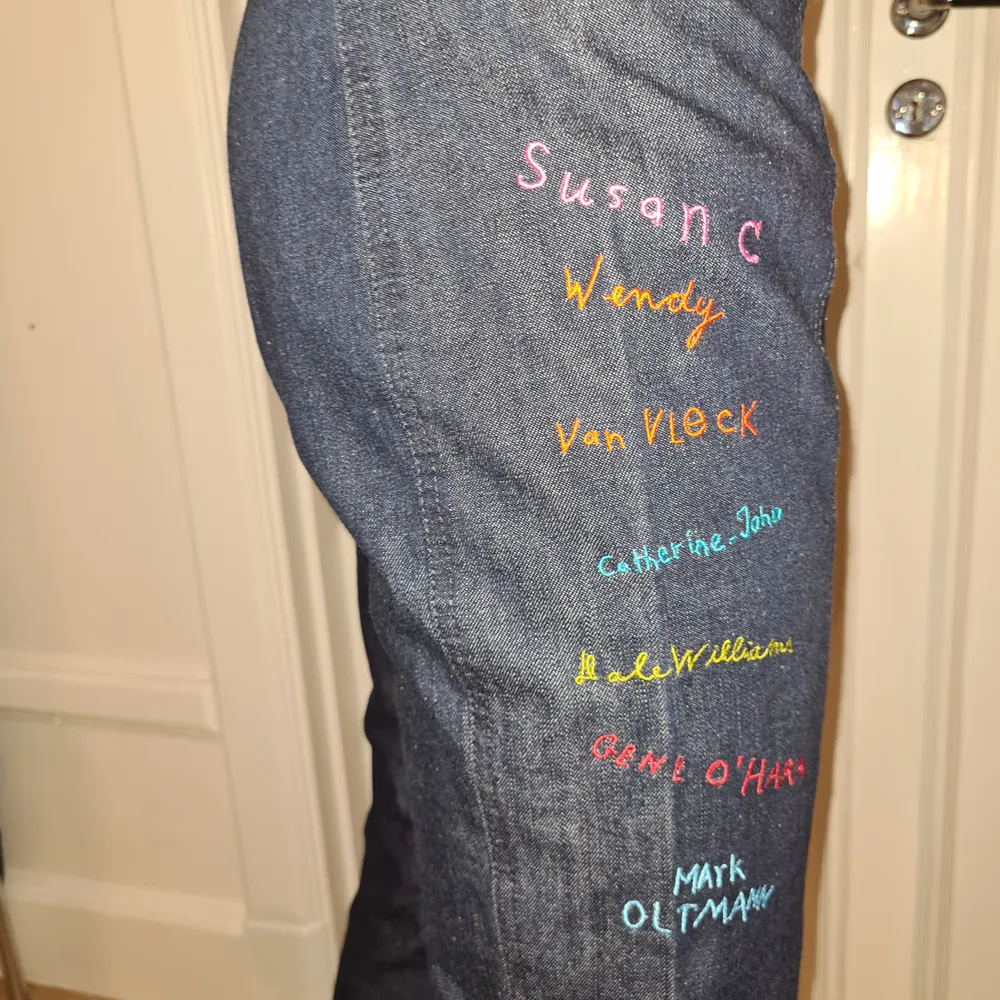 Levi's jeans med häftig text med prislapp kvar, helt oanvända förutom till bilden. Fråga de som du behöver fråga. Jeans & Byxor.