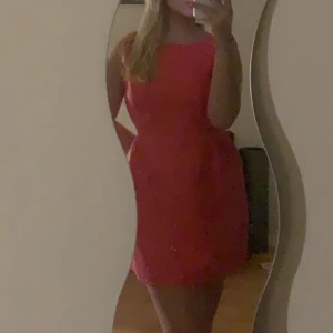 Klänning  - En mörk rosa klänning, nyskick för den har aldrig kommit till användning. Det är storlek L men den är väldigt liten i storleken så skulle säga den sitter som en S-M 