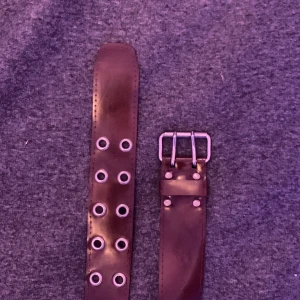 Brunt bälte   - ✨Säljer mitt brunt plast-bälte med dubellhål, 74 cm långt och 4cm tjockt. Skriv vid intresse✨