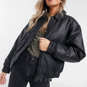 Läderjacka - En supersnygg bomber läderjacka från asos, som tyvärr är för liten för mig! Köpt för 650kr och helt oanvänd! :) pris kan diskuteras vid snabb affär🥰