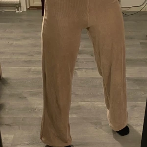 Mjukis - Svin sköna byxor från Gina tricot. Använda några gånger men försiktig är använda! 