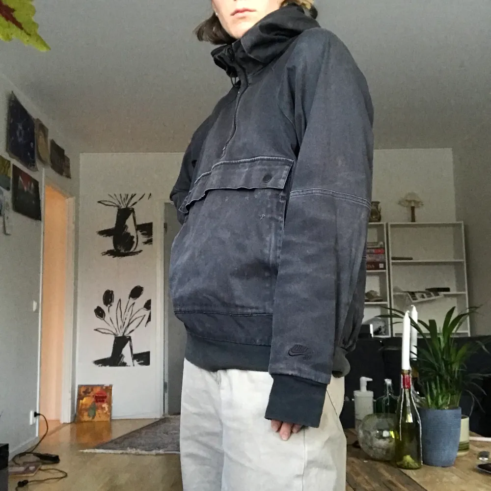 Suppersnygg anorak från Nike. Jag har använt den som snowboardjacka men funkar annars också🏂🥰 Den är väl använd och har blekts en del av solen men tycker att det ger den karaktär😉💕. Jackor.