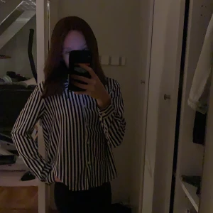 Skjorta/blus från Kappahl i strl 152 - Köpte den för ett år sedan, aldrig andvänd. Den är i bra skick och är som ny. 
