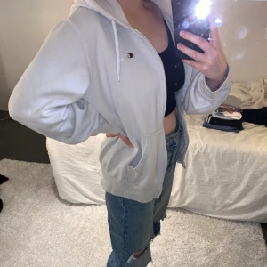 Champions League Hoodie - Ziphoodie ifrån Champions Leauge, liten foundation fläck på insidan av luvan, inte provat att ta bort den bortsett från vanlig tvätt. Ganska oversized. Köparen står för frakt och pris kan diskuteras <3