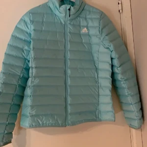 Adidas jacka  - Adidas jacka i färgen turkos. Storlek M bra skick på den 