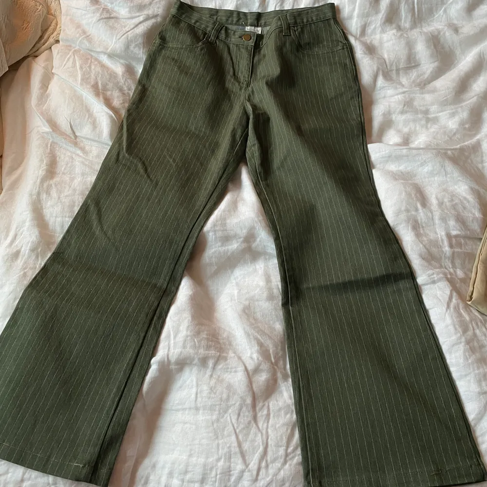 Skit snygga gröna byxor med vita ränder. Vintage. Jätte fin kvalite. Midja 38cm, Längd 93cm.. Jeans & Byxor.