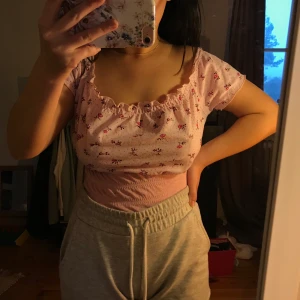 Rosa topp - Osäker på pris till den här så det blir budgivning på denna med startpris på 70kr, avslutas 13/12 kl 19:00. Jättefin rosa topp från Marble. Det står ingen storlek men den är i extremt stretchigt material så skulle säga att allt från en XS-L skulle kunna ha den. Vet ärligt talat inte hur den ska sitta, men man kan ha den både off shoulder o som jag har på bilden. Aldrig använd så i nyskick. Frakt tillkommer.