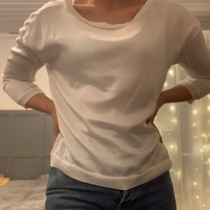 Topp från Zara - Fin topp från Zara, två olika material på tröjan, fint fall och bra skick. 70kr eller bud