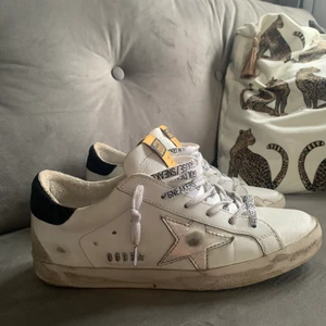 Golden goose - Golden goose storlek 37. Använda cirka 2-3 gånger, jätte bra skick. Låda till finns. Nypris 4099kr