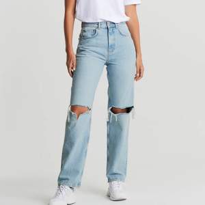 Suuuper fina och sköna jeans från Gina!❤️Säljer då de inte kommer till användning. Dom är i toppen skick då de är väldigt nya och endast använda ett fåtal gånger😋 trendiga och passar till allt!!🥰 buda i kommentarerna!❤️ köpare står för frakt😋