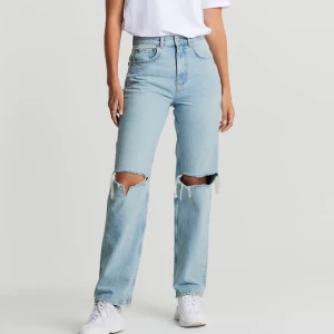 Gina 90s jeans  - Suuuper fina och sköna jeans från Gina!❤️Säljer då de inte kommer till användning. Dom är i toppen skick då de är väldigt nya och endast använda ett fåtal gånger😋 trendiga och passar till allt!!🥰 buda i kommentarerna!❤️ köpare står för frakt😋