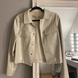 Lackjacka  - Fin lackjacka från Nelly. I bra skick förutom lite fläckar bak i nacken, men det syns ej när man har den på sig. Möta upp i Göteborg, annars tillkommer frakt på 63 kr (spårbart) :)