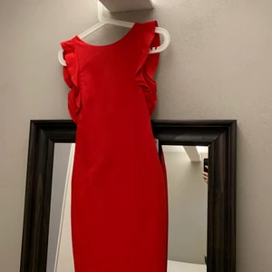 Den lilla röda  - Kort röd cocktailklänning från Zara, aldrig använd. Köparen står för frakt 🚚 alt möts i Uppsala. 💸swish