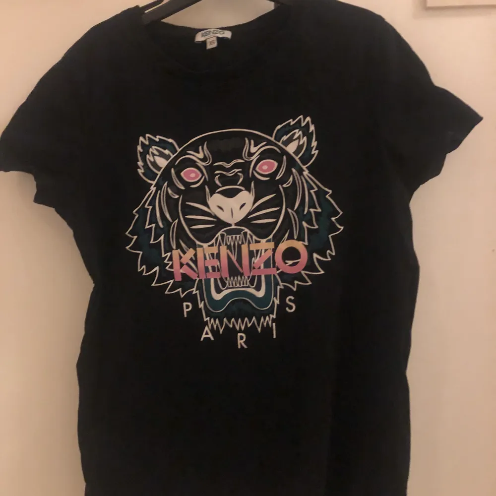 Säljer min äkta kenzo tröja pga använder inte längre och är för liten för mig. Köparen står för frakten.. T-shirts.