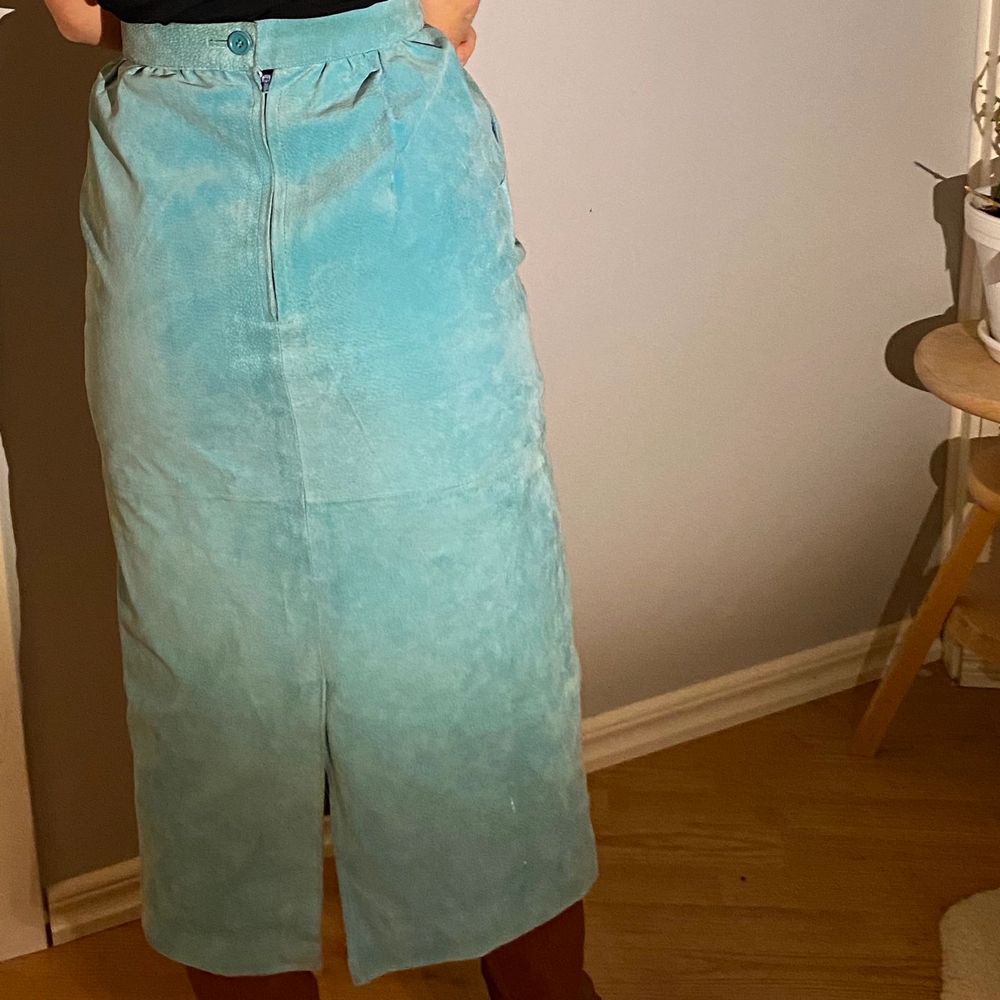 Unik turkos långkjol i äkta skinn (dvs väldigt bra kvalitet! Jättecool till ett par stövlar eller sandaler/klackar. Den stängs med dragkedja bak samt knapp, har även en slits bak nertill. Väldigt bra skick, knappt använd. Köpt på 80-talet i Danmark. . Kjolar.