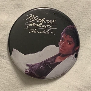 Michael jackson - Säljer denna Michael Jackson pin:) vintage, retro från 80-90 talet skulle jag tro. Min farsas gamla! Buda från 20kr privat. Just nu e budet på: 100