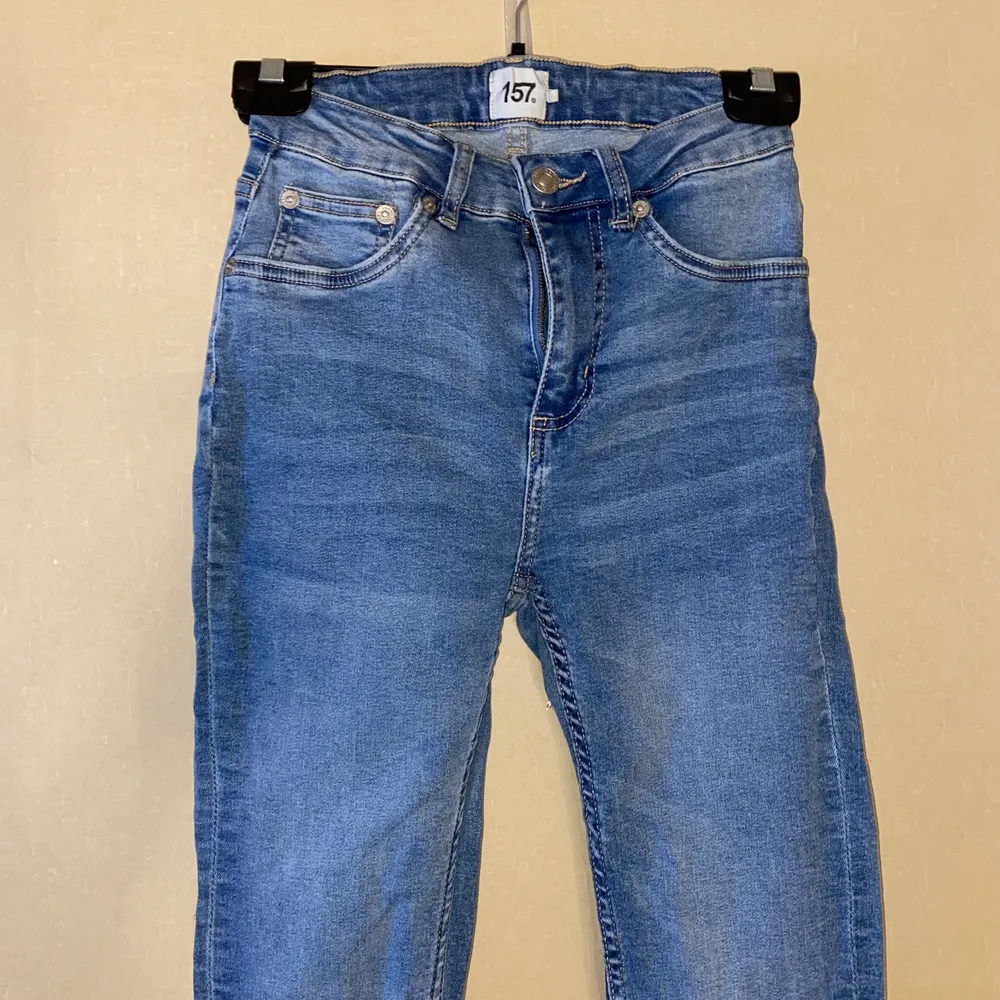 Ljusblåa jeans från Lager157, modellen skinny så de är tighta. Storlek XS, aldrig använda så otroligt fint skick. Djur finns i hemmet, köparen står för frakt. ✨. Jeans & Byxor.