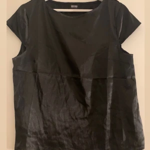 Blus från Moa Mattsson x Bubbleroom - Blus i satin, mycket fint skick. 