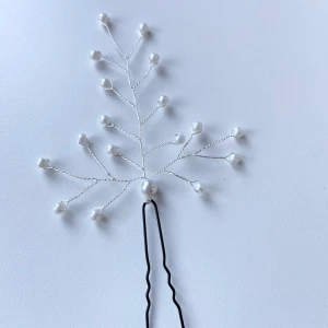 Handgjord hårnål silver  - Material - silverfärgad wire och vita glasspärlor 