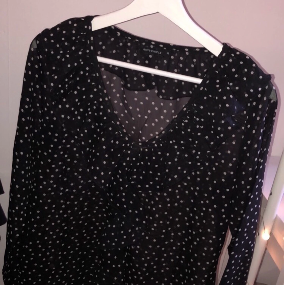 Svart/vit prickig blus - 90