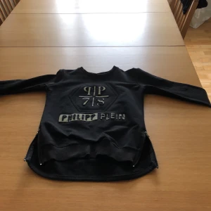 Svart philipplein tröja långarmad  - Philipp plein tröja långarmad,den är äkta bor i Höör swicha eller träffas vi,swich nummer 070729681900.fraktas ej.