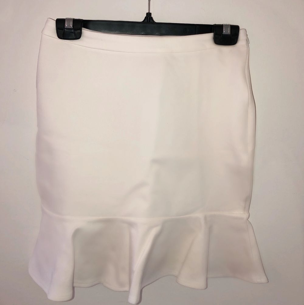En superfin vit kjol köpt på NaKd! Den är aldrig använd och visar ens former superfint. Jag är en S med rätt breda höfter och den var lite tight, så passar XS och S. Köpt för 150 kr på rea, jag säljer för 65🥰 Köparen stårför frakt.. Kjolar.