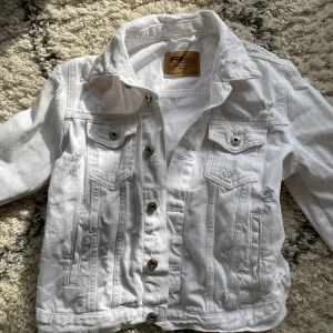 Vit jeansjacka storlek M - Den är väldigt liten i storlek så jag skulle säga att den är mer small istället för medium.