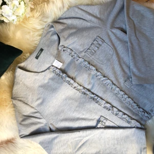 Tröja  - Gullig tröja/kofta. Använd fåtal gånger. Storlek 36/38. Frakt ingår i priset :)