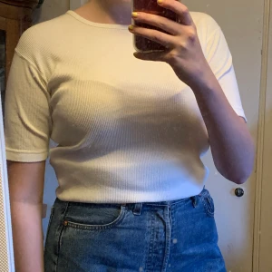 Vit ribbad tröja tidigt 90-tal  - Mammas gamla tröja i fint skick utan någon fläck. Visas på en M. Väldigt stretchig så passar most likely större storlekar också 