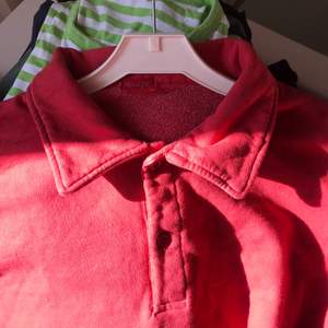 Jätte skön, ball röd college tröja från brandy Melville köpt för några år sen men bara använd ett fåtal gånger!