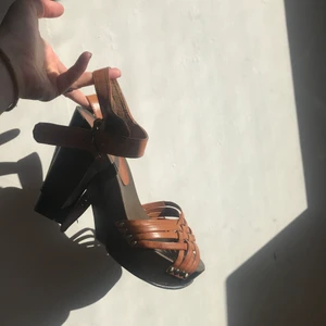 Klackskorna  - Sjukt fina skor som ger en fin touch till vilken outfit som helst! Köpta secondhand därav en aning slitna, men inget man lägger märke till. I övrigt riktigt fint skick!  Priset går att diskuteras☺️