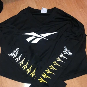 Reebok träningströja - Träningströja från reebook, kortare modell med V-ringning. Använd 5 gånger.