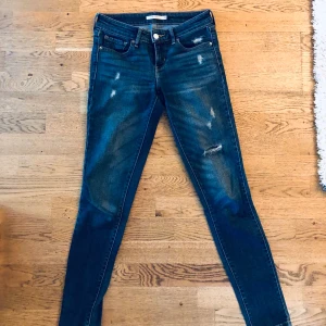 Levis jeans  - Jeans från Levis. Väldigt stretchiga. Storlek 25, modell 711. Gott skick. Frakt 88 kr. Modellen bär samma modell men i annan tvätt. 