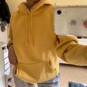 En gul hoodie från bikbok! Bra skick, 120kr + frakt tillkommer!💓 